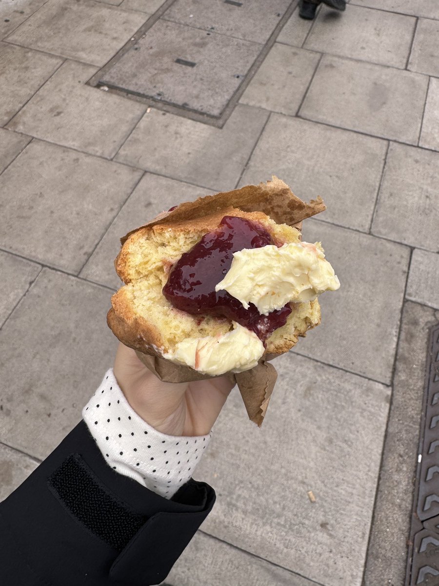 스콘 먹으러 런던 간 사람