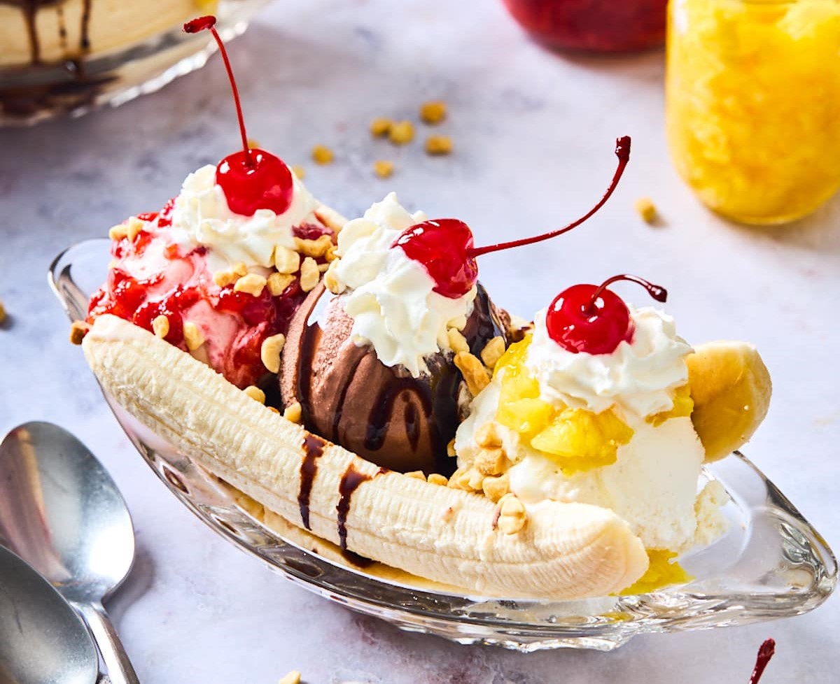 QcFallen's tweet photo. Would you fancy a Banana Split? We sure do. Even in cold times like the Holidays🧊❄️
#DawningFashion #Destiny2 #Destiny2Fashion #Destiny2Emblems #DessertsofDestiny2
@A_dmg04
@BrunoLouviers
@MoltenSlowa
@Cozmo23
@asalisbury
@DestinyTheGame
@Destiny2Team https://t.co/08UCTrTxAW
