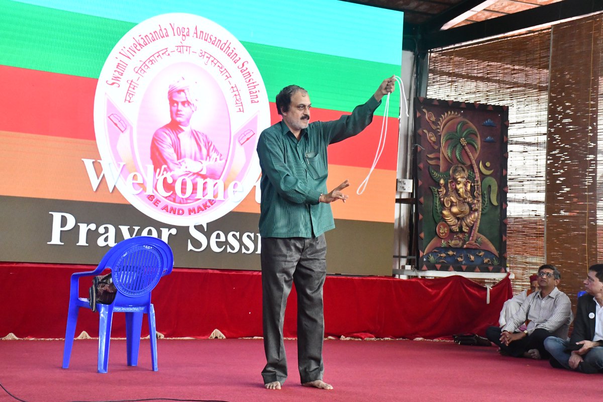 HRNagendra1's tweet image. A #MagicShow during Maitri-milan assembly today! Staff &amp;amp; students enjoyed tricks performed by Mr Subramaniam -- an IT professional and also a volunteer Traffic-policeman.  #Yoga develops all capacities in the individual, taking them to great heights.