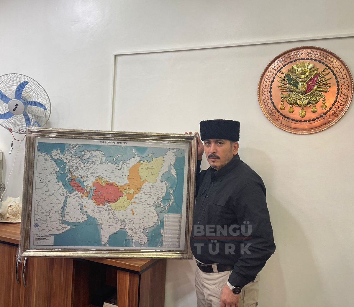 Suriye Milli Ordusu bileşenlerinden Sultan Murat Tümeni Komutanı Fehim Ertuğrul İsa, MHP Genel Başkanı Devlet Bahçeli tarafından kendisine hediye edilen Türk Dünyası Haritasını odasında sergiliyor.