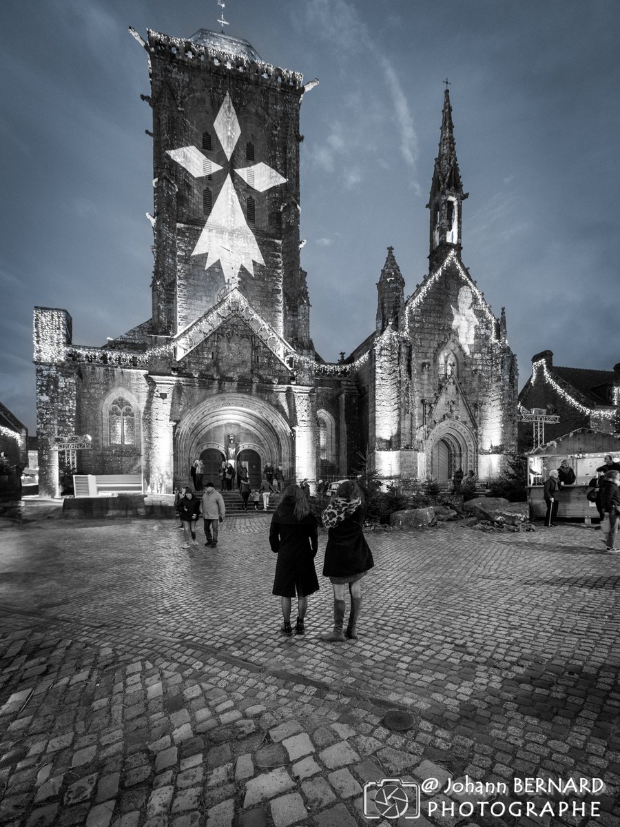 Une #hermine sur l'église de #locronan .

#bretagnetourisme #finistere #noel2024 #illuminations
