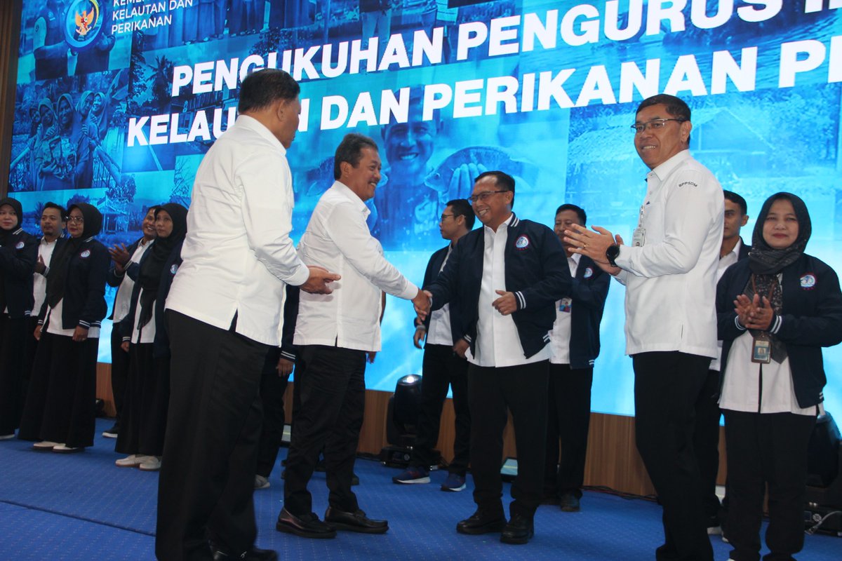 khothoh_s's tweet photo. Senin (16/12/24), Khothoh S, Luhkan Banyumas, mengikuti Rakor Penyuluhan Nasional dan Pengukuhan IPKANI oleh MKP serta sharing season dg dinas yg berkontribusi besar pada kegiatan penyuluhan di wilayah Kabupaten/ Propinsi
#GiatLuhkanSatminkalTegal
#Banyumas
#luhlapor
#pusluh https://t.co/Fe5BRYIfao