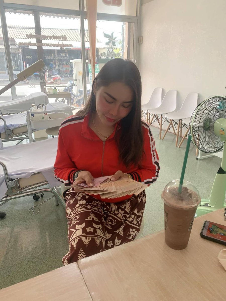 ส่งท้ายปีเก่าต้อนรับปีใหม่...ขอให้เฮงๆปังๆ เงินเข้าทุกวันนะค่ะ...สู้ไปด้วยกัน..คนสู้ชีวิต
มีเพียงสองแขนและสองขา ไว้ทำมาหากิน..สาวบ้านๆๆ🥰
#หนองคาย  #ทักมาคุยได้  #ผู้ใหญ่บ้านสายลุย