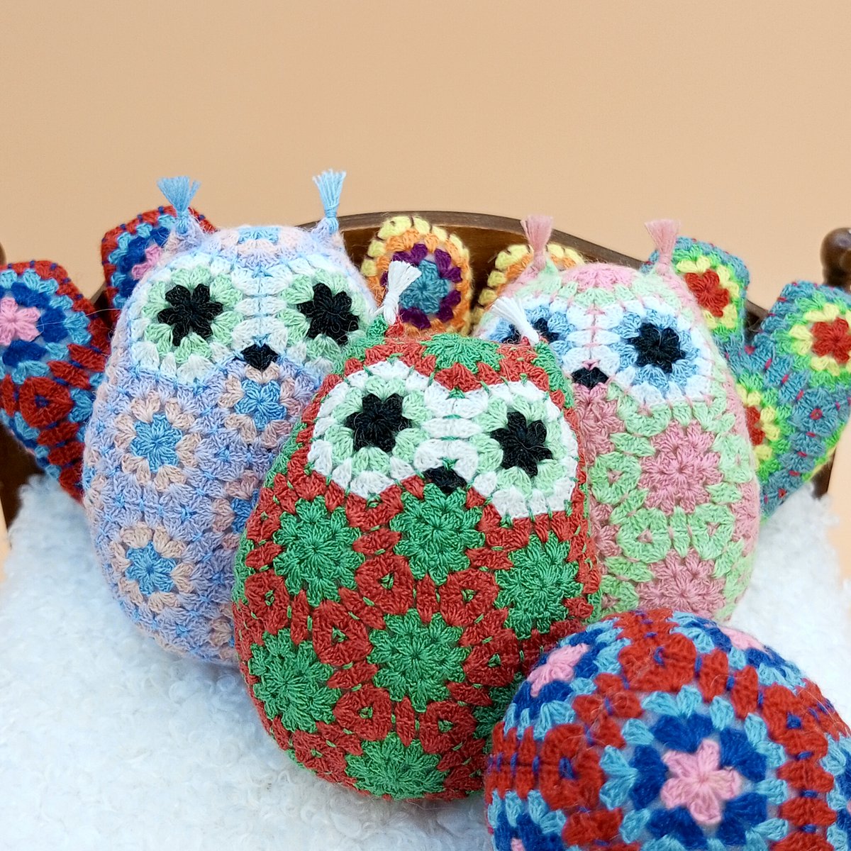 EmbroideryAg's tweet photo. Micro Crochet https://t.co/1nvX7q8RAi #microcrochet #grannysquare #miniatureart #crochetlove #dollhouse #miniatures #crochetgrannysquares #crocheted #grannysquaresrock #grannysquares #crochetcreative #crochet #crochetgrannysquare #miniaturedollhouse #miniaturedecor #dailydollshop https://t.co/bUTZQKSD17