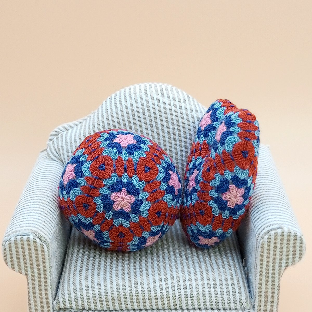 EmbroideryAg's tweet photo. Miniature Pillow https://t.co/1nvX7q9ppQ #microcrochet #grannysquare #miniatureart #crochetlove #dollhouse #miniatures #dollhouseaccessories #miniaturepillows #crochetgrannysquares #crocheted #minigrannysquare #dollhousedecor #dollhouseminiatures #grannysquaresrock #grannysquares https://t.co/VdbFr8zYkp
