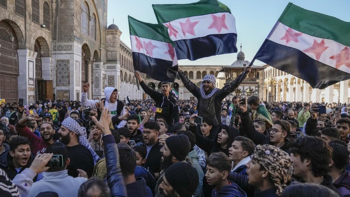 waeelmr's tweet photo. قِفي دمشق فداك الاهل والـدار          والرمح والسيف والدهماء والنـــار
الله أكبر جاء الفتح وانتصـروا          مسيرة الفوج كرار وفـــــــــــــرار
لا زلت حرا عزيزا قصده أبدا          يحصحص الحق او يستخلص الثأر
مضى الذليل بقيد الذل منكسرا         هو السجين وأهل العز أحــــــــرار https://t.co/7KafZPW25d