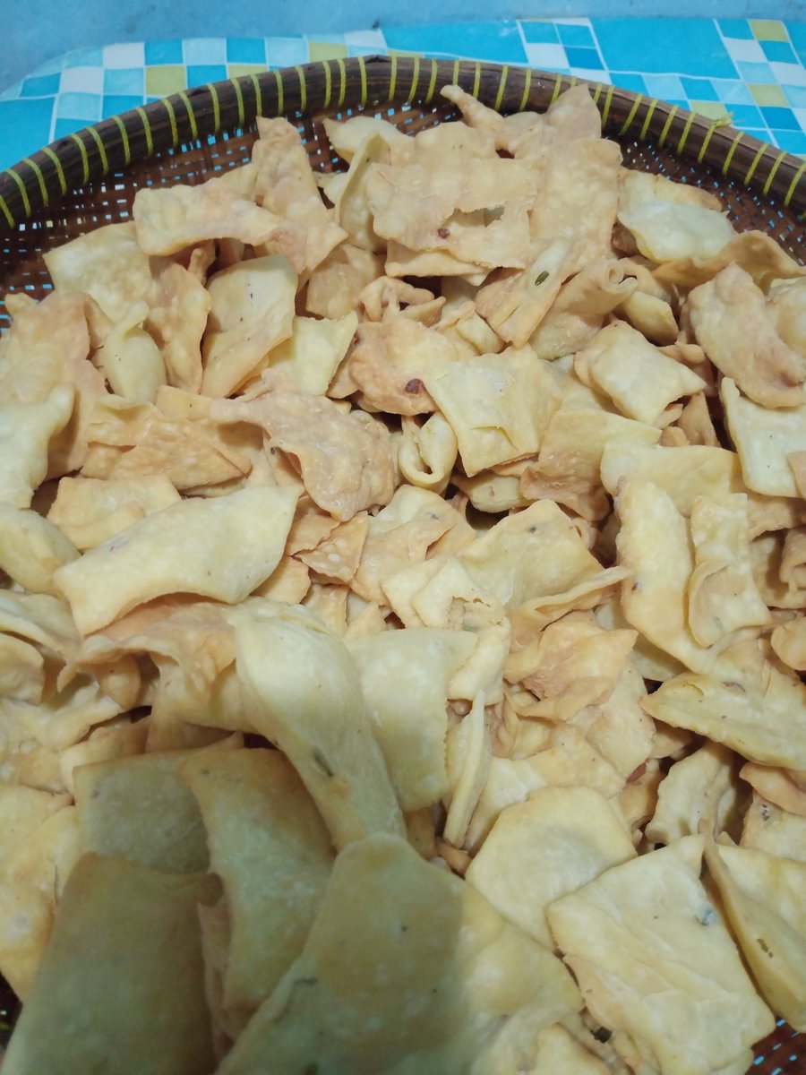 litatituta's tweet photo. Haiii gaiss..
Aku jualan keripik bawang kencur dan cheese stik homemade buatan ibu ayah akuu, pemesanan bisa via shopee dan gratis ongkir untuk pembelian minimal 2pcs

Beratnya ½kg dengan harga 25.000 ajaa, insyaallah packing aman menggunakan dus dan bubble wrap, link dibawah 😁 https://t.co/lNWwdj3wdW