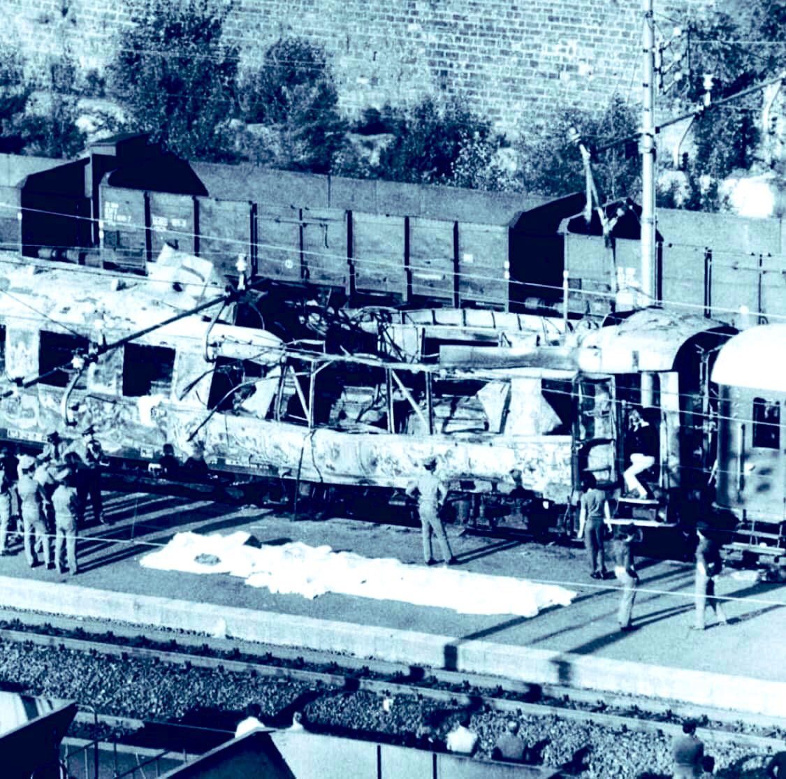 streetcnina's tweet image. LA STRAGE DI NATALE 

19.08 del 23 dicembre 1984. 

San Benedetto Val di Sambro. Rapido 904, Napoli-Milano. Carrozza 9. Seconda classe. 

Una carica di esplosivo radiocomandata squarcia il treno in corsa.  

16 vittime. 

Strage fascio-mafiosa.