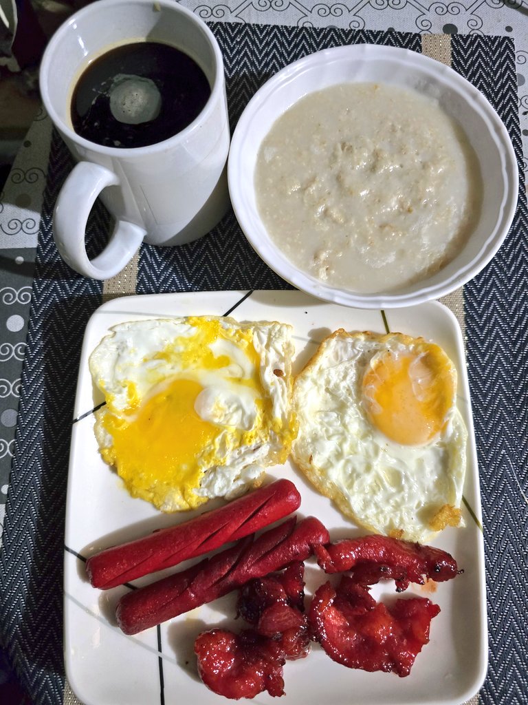 MyKey_10_07's tweet photo. Kain po tayo? 
#PaBrunchNiWifey 
#2DaysBeforeChristmas https://t.co/OU3vu0M52k