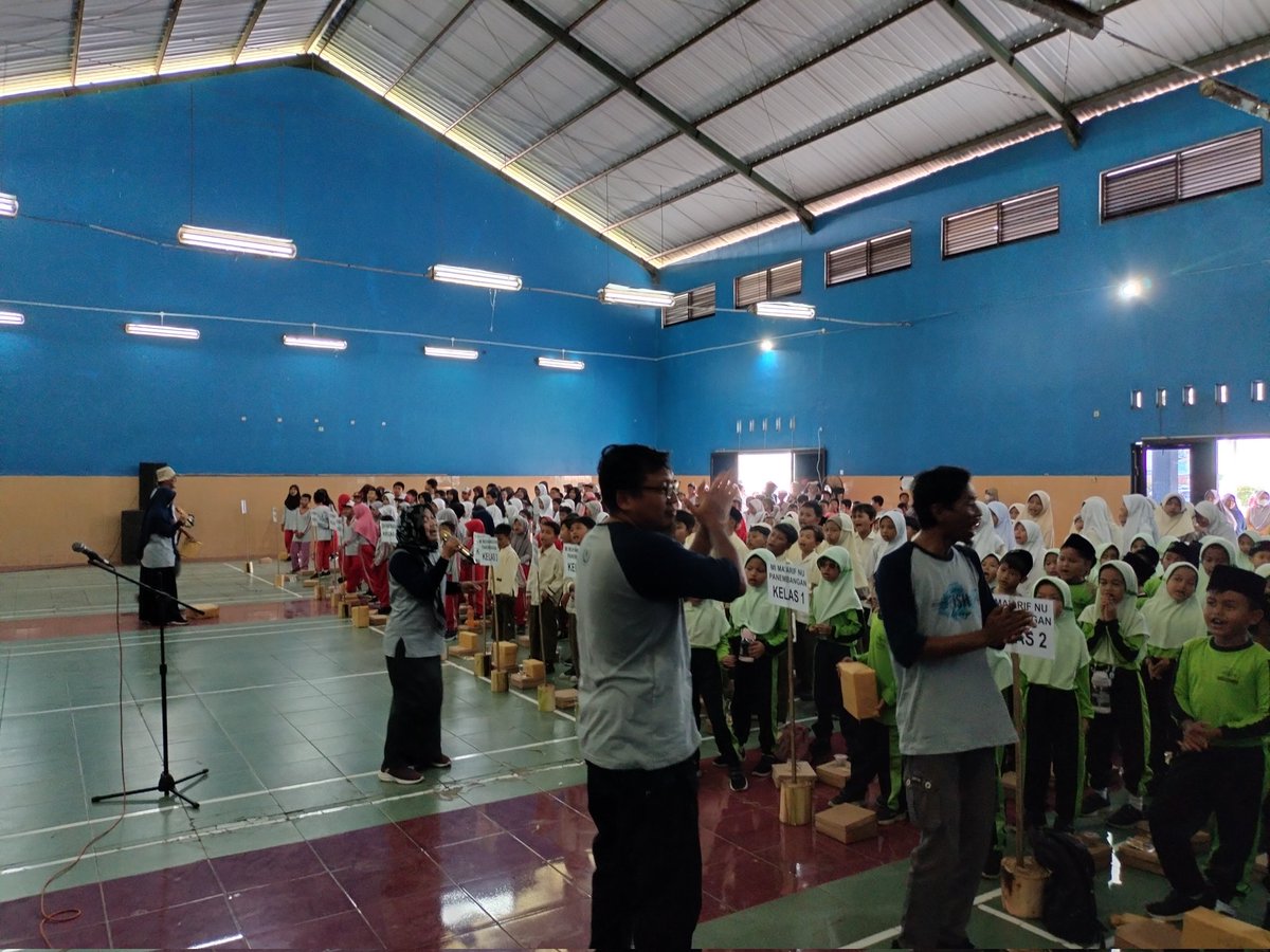 khothoh_s's tweet photo. Kamis(12/12/24), Khothoh S, Luhkan Banyumas, Kegiatan Peringatan Hari Nusantara dg tema Makan Bergizi Gratis Menu Ikan untuk 450 siswa siswi SD/MI yg ada di SFV Ds Panembangan Kec.Cilongok yg diselenggarakan oleh BPPSDMKP
#GiatLuhkanSatminkalTegal
#Banyumas
#luhlapor
#pusluh https://t.co/1DACpCHUaU