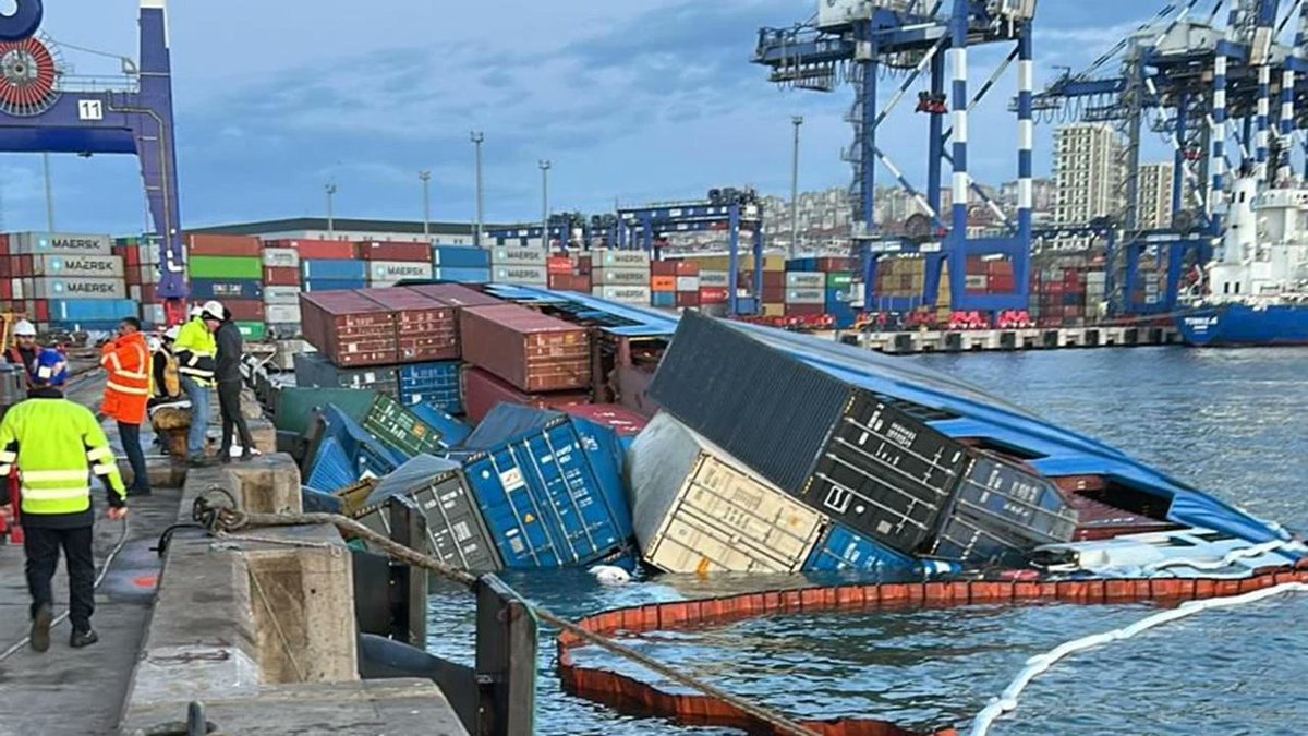 TurkgunGazetesi's tweet photo. İstanbul'da konteyner gemisi yan yattı! O anlar kameraya böyle yansıdı
https://t.co/eeTNSjKyHa
#İstanbul #konteynergemisi #Amnah https://t.co/9SGcTx4lUc
