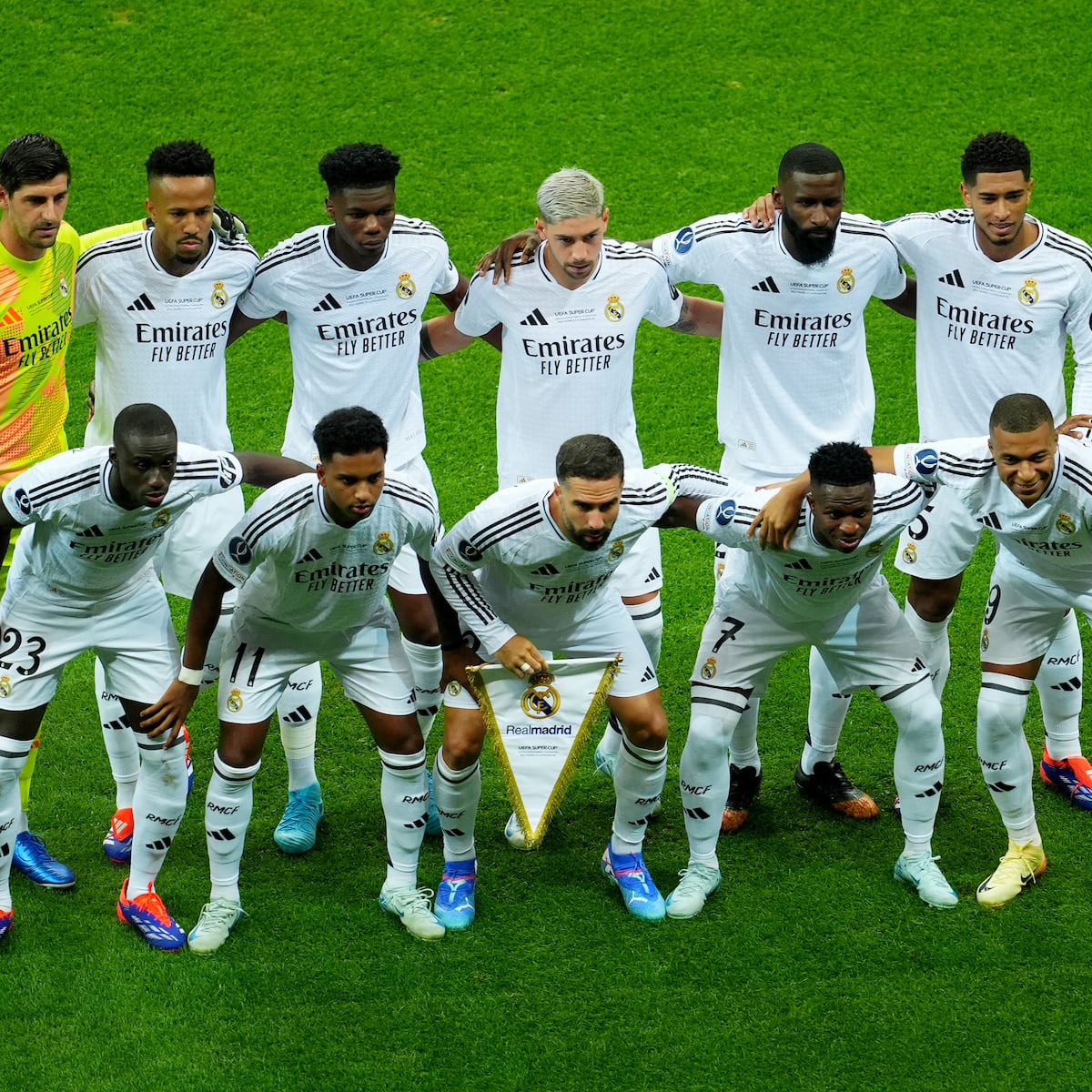 Te molesta ésto pero aplaudes ésto otro... Déjame decirte que eres gilipollas, además de un puto racista de mierda. Y apórofobo.