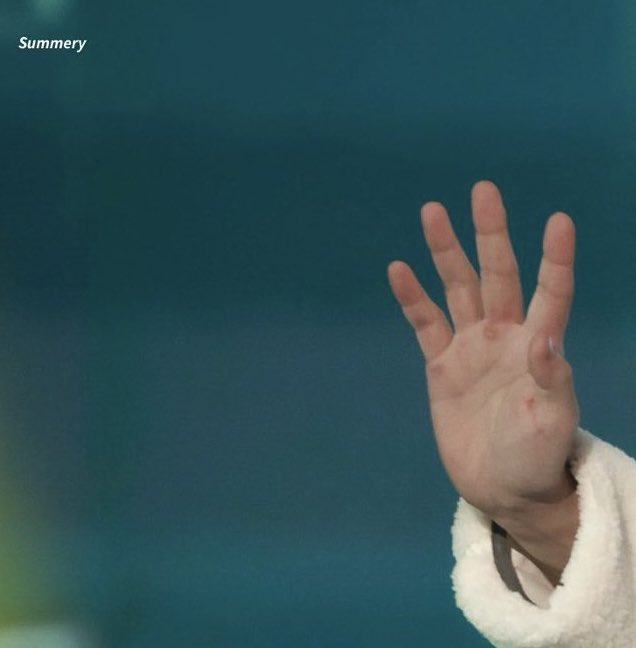 상처와 굳은살투성이 도운이 손…🥲
뭐 좀 한 것 같아보인다고 상처도 자랑스러운 듯 얘기하던 우리 드러머 안아…