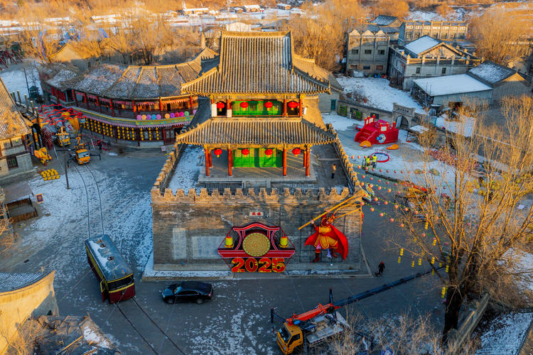 #CultureofShenyang Please follow us!😃🏮 Over 50,000 lanterns, celebrating the Year of the Snake, are being crafted for the 2025 Spring Festival Lantern Festival in Shenyang. This grand 250,000-square-meter celebration, blending traditional culture with modern technology, will open on January 1 in 2025, becoming the largest lantern display of its kind in the city!