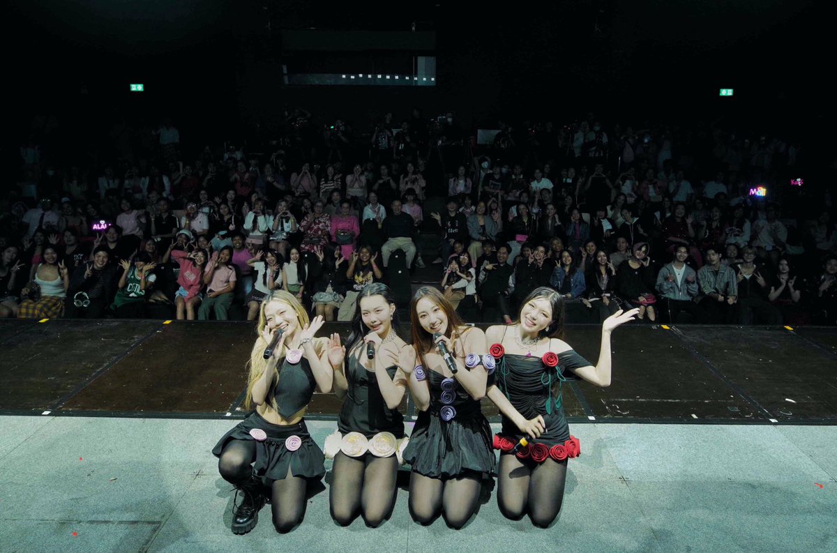 WEED_ENT's tweet photo. ALALA ครบรอบ 2 ปี เสิร์ฟคอนเสิร์ต ALALA PARTY รวมพลคนแซ่บ พร้อมโชว์เพอร์ฟอร์แมนซ์สุดปัง ในบรรยากาศอบอุ่น
#ALALAWhiteFox #AlalaEP2 #WhiteFoxGMM #ALALAPARTY #ALALA2YearsAnniversary #ALALA #GMMMUSIC
ALALA (อาลาล่า) ศิลปินเกิร์ลกรุ๊ปจากค่าย WhiteFox ในเครือ GMM MUSIC นำโดย คริส อิม เมจิ และ มินนี่ ได้ฤกษ์จัดคอนเสิร์ต ALALA PARTY ในวาระ ครบรอบ 2 ปี เรียกกว่าเป็นครั้งแรกกับความสนุกสุดจึ้งของสาวๆ ที่เตรียมโชว์แบบจัดเต็ม พร้อมฟาดความสนุกไปพร้อมกับแขกรับเชิญสุดพิเศษที่ต่างมาสร้างสีสันให้กับคอนเสิร์ตนี้ เต็มไปด้วยความสนุกแบบฉ่ำๆ
คอนเสิร์ต ALALA PARTY!! เปิดโชว์แรกด้วยการโชว์สเต็ปสุดมันส์ เพอร์ฟอร์แมนซ์ระเบิดฮอลล์ด้วย เพลง ร้องไห้ดังๆ และ
To The Top ตามด้วยเมดเล่ย์สนุกๆ ชวนโยกกับเพลง W R U? เถียงเก่ง และ เสียใจไม่เสียดาย ก่อนเปิดตัวแขกรับเชิญคนแรก กับหนุ่มน้อย MEEPOOH (หมีพูห์-วิน) รุ่นน้องร่วมค่าย ในเพลง นี่แหละความรัก ตามด้วยพี่ชายสุดฮอตอย่าง KIN (คิน-ธนชัย) ที่มาส่งความรักให้เคลิมไปกับเพลง แอบรัก(เพื่อนรัก) ที่ทั้งคู่ต่างขนความน่ารักมาตกแฟนๆ กันทั้งน้องเล็กและพี่ใหญ่ ก่อนที่สาวๆ จะตามมาสมทบ กับหนุ่มๆ พร้อมชวนแฟนๆ โยกไปด้วยกัน ในเพลง APT. และไปสนุกสุดฮาในช่วงพูดคุยกับ แขกรับเชิญ PUMPKIN (หิ้วหวี) และ ฝน MONSTER FON ที่มาชวนสาวๆ ALALA นักเรียนอินเตอร์ เล่นเกมตอบคำถามสุภาษิตไทย เรียกเสียงหัวเราะกับความน่ารักไปเต็มๆ จากนั้นเปิดตัวแขกรับเชิญลับ NINEW (คริสติน่า)ที่มาสอนสาวๆ ร้องเพลงออกเสียงลูกคอแบบไทยๆ ก่อนเข้าโชว์พิเศษในเพลง RECKLESS โดยมีมินนี่ร่วมร้องเพลงนี้กับ NINEW ด้วย เรียกว่าแสงออกหูกันไป และไปหูเคลือบทองกันต่อกับทั้ง 4 สาวในเพลง ไม่ใช่เธอ ก่อนส่งเข้าเพลง Music Lover ที่ได้พี่สาวสุดสวยลุคนางแบบ อย่าง MATCHA (โมซิมันน์) มาเพิ่มความแซ่บ ก่อนส่งเวทีให้ MATCHA โชว์ความปังในเพลง Complicated และทิ้งท้ายฟาดสับๆ กับ 4 สาว ALALA ในเพลงใหม่ล่าสุด ทานโทษ (ไม่ใช่เพื่อนเล่น) ที่เรียกเสียงเชียร์ในท่อนเบรคแดนซ์แบบสนั่นฮอลล์ ก่อนปิดโชว์ด้วยความสนุกสุดอบอุ่นในเพลง ร้องไห้ดังๆ ที่เหล่า BABY A พากันลุกขึ้นเต้นไปพร้อมๆกับ ALALA
ตลอด 2 ปีที่ผ่านมา ALALA ได้เติบโตโดยรอบล้อมไปด้วย แฟนๆที่รัก และสนับสนุนมาโดยตลอด เรียกว่าคอนเสิร์ตครบรอบ 2 ปี ALALA PARTY ในครั้งนี้จึงเป็นความตั้งใจที่อยากจะตอบแทนความรักที่มอบให้ ALALA และหวังให้ทุกคนที่ได้ชมโชว์ในครั้งนี้ประทับใจ สามารถติดตามผลงาน และ อัปเดตข่าวสารของ ALALA เพิ่มเติมได้ที่ social media : alala.whitefox ทุกแพลตฟอร์ม