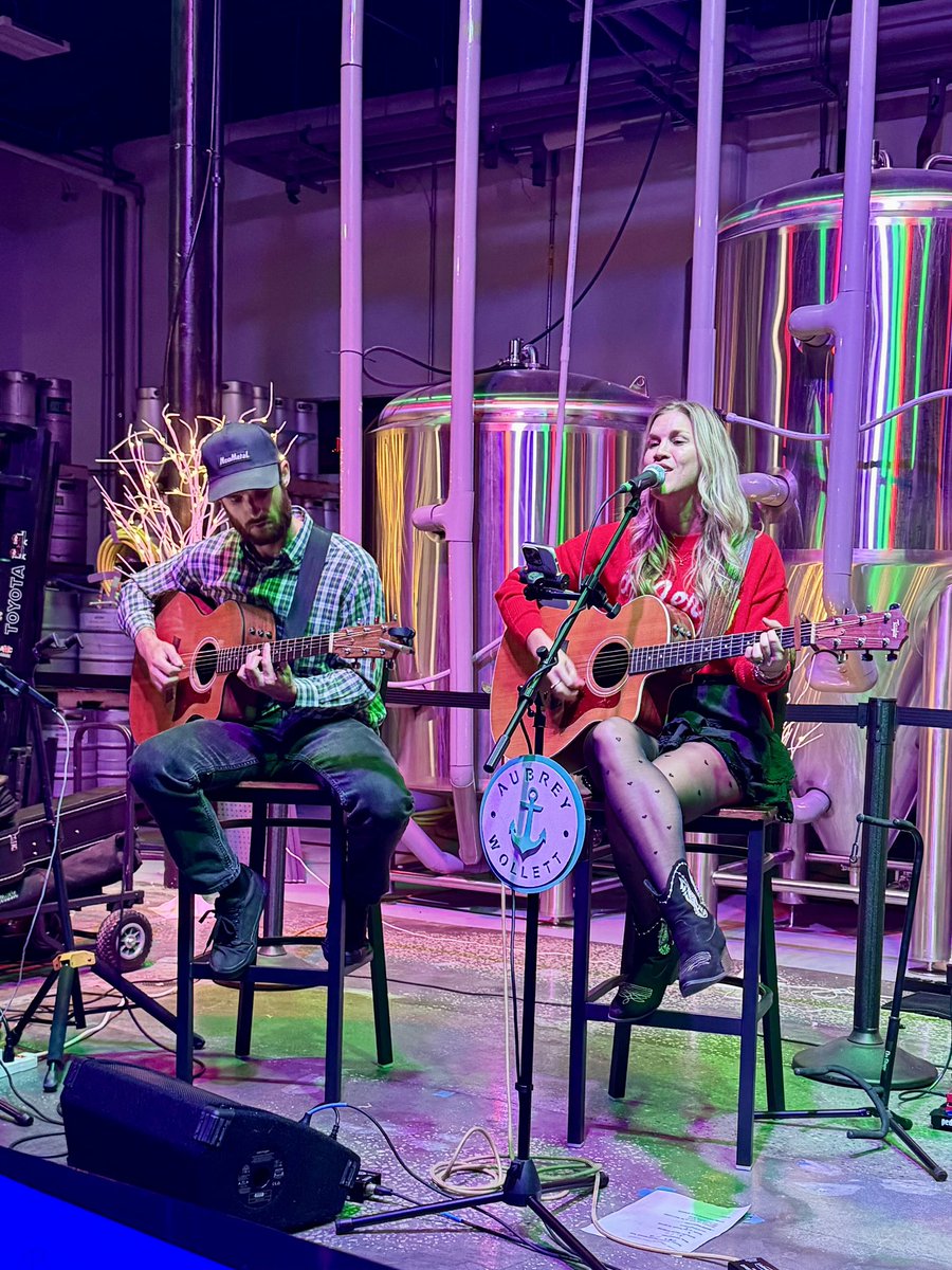 A “Sandy Christmas” show was a success!! Thank you guys for coming out!! 🎄