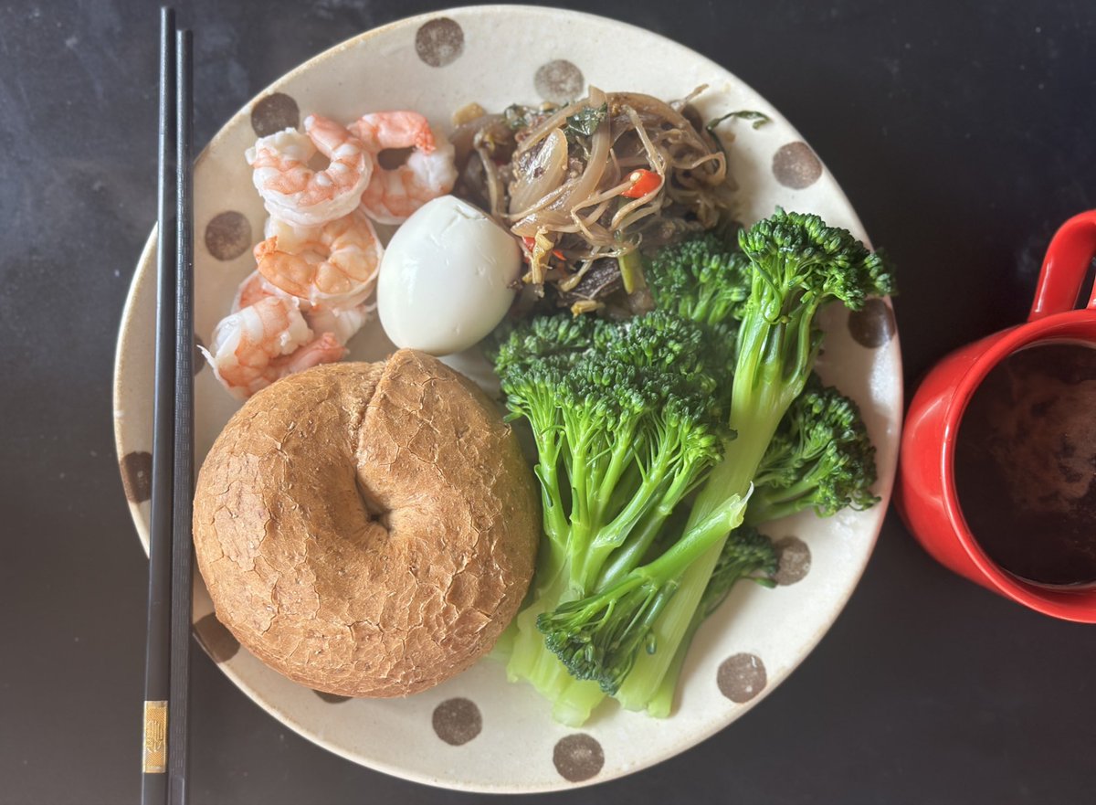 今天 贝果西兰苔虾仁水煮蛋牛肉炒紫苏 肉桂热美式