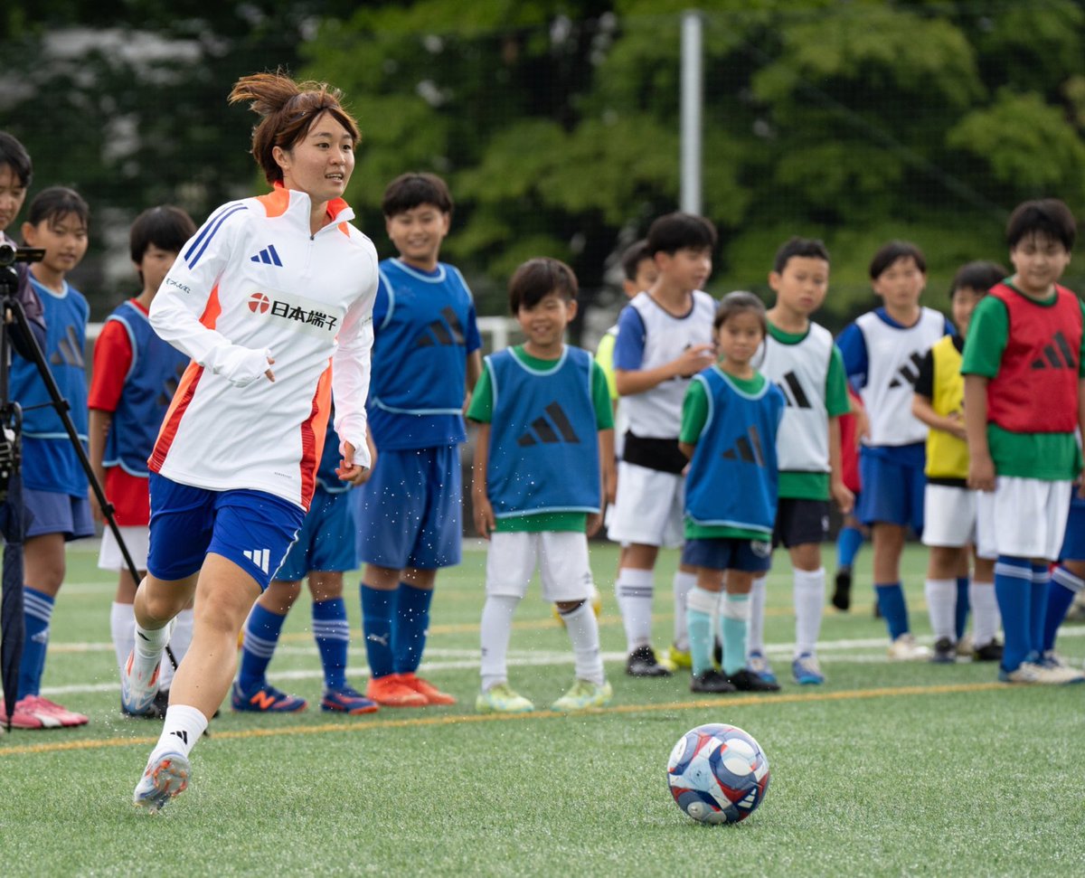 Seikadai_Co's tweet photo. Featured Works.

宮澤ひなた選手 / 南足柄サッカーフェスタ 全体プロデュース

2023FIFA女子ワールドカップで大会得点王を獲得した宮澤ひなた選手（マンチェスター・ユナイテッドWFC）が発起人となった「南足柄サッカーフェスタ」をセイカダイにてプロデュースいたしました。

●ご依頼内容 / 与件
宮澤ひなた選手(@hinata_1509 ) 及び宮澤佳汰さん（実兄）(@bob_superstar )が発起人となり、出身地である神奈川県南足柄市にてサッカー教室イベントを立ち上げ。毎年開催できるよう、地元の学生や企業を巻き込み、持続可能な運営及びビジネスモデルを構築すること。 プロジェクト立ち上げから約2ヶ月後の2023年6月23日に開催。

●実施内容 / プロセス
全体プロデュースは大きく分けて、ビジネスサイドとイベントサイドのプロデュースに分けられます。
ビジネスプロデュースでは運営資金の確保が第一に求められ、スポンサーパッケージの開発、スポンサーアクティベーションの企画と運営、営業活動を実施しました。結果は、計8社1団体（協賛社：7社／協力：1団体／後援：1社）の誘致に成功し、2年目以降の開催にも期待が寄せられております。
また宮澤ひなた選手の出身である南足柄市様とのリレーションシップにも成功し、南足柄市様を主催者としてサッカー教室を実施する運びとなりました。

サッカー教室の企画及び運営では、南足柄市様を通じて神奈川県サッカー協会と連携し、地元の子どもたちをご招待し開催。シュート練習・ミニゲーム・サイン会を通じて地元の子どもたちと積極的にふれあいました。

●プロジェクトの結果
参加小中学生｜68名
来場者数｜152名
来場メディア数｜17媒体
メディア露出｜NHKニュースウォッチ9、スポーツ報知、日刊スポーツ等
獲得協賛社｜8社1団体

●STAFF
Producer｜Shuhei Kiyono (@k0iyo )
Director｜Kenichi Gokatsude(@gokaken1 )
Designer｜Yuma Odagiri
Football class｜フリーフットボールファンディング
Video＆Photographer｜Nami Ishikawa
(@nnm_819 )

●SPECIAL THANKS
 主催｜南足柄市 共催｜南足柄市サッカー協会
 発起人｜宮澤ひなた(@hinata_1509 )、宮澤佳汰(@bob_superstar )
 後援｜南足柄市スポーツ協会 協賛｜日本端子(株)、(株)高部金属、鈴廣かまぼこ(株)、大和紙器(株)、あしがら環境保全(株)、(株)野地電機、星槎国際高等学校
 協力｜アディダスジャパン(株)