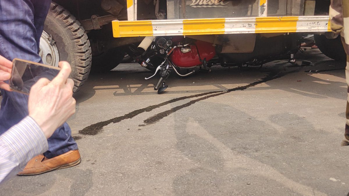 WeAllConnectwAc's tweet photo. @BhatkhalkarA @PiyushGoyal @PiyushGoyalOffc Sir,what we had feared and had highlighted multiple times to your goodoffice accident at the start of DProad in #AkurliRoad #Kandivali 
Police Beat has been built but no Police, No proper speedbreakers no traffic signal.
@MTPHereToHelp https://t.co/DNfLgVVO27