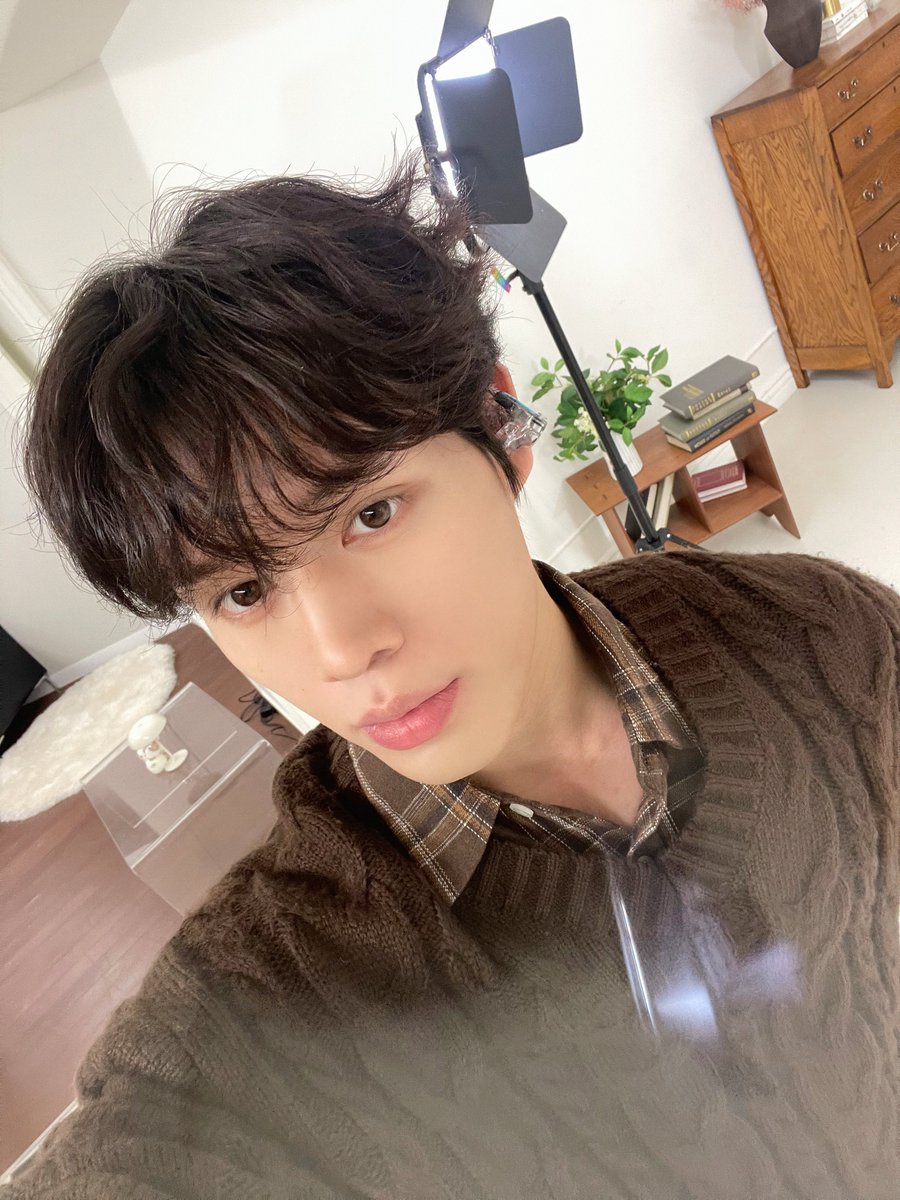 GHOST9OFFICIAL's tweet photo. 고스티분들 올해 크리스마스 어떻개 보내세요?
이 추운 날씨에 저희의 신곡 '서있을게' 듣고 조금이라도 마음이 따뜻해지면 저희 마음도 같이 따뜻해질 것 같아요 ㅎㅎ
2024년 곧 마무리되는데 하고 싶은 걸 다 하고 2025년을 후회 없이 행복하게 시작했으면 좋겠습니다 😀

#PRINCE #프린스
#GHOST9 #고스트나인