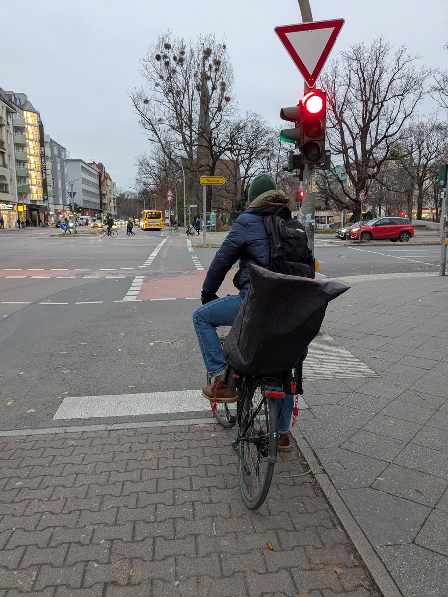 #berlin #CyclistsWaiting for green #citycycling #fahrradalltag #traffic #photoseries