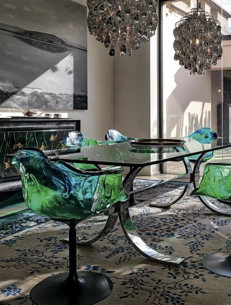 Sourcing_Market's tweet photo. Ella Glass Petal Chair - Inspired by flowers: black stems and petals, the color transitions from green to blue, as if it is a flower frozen in time.
The whole is like a wine glass, giving people a fresh and transparent feeling.
Use  Ella Glass Petal Chair to enhance your space！ https://t.co/zvtQwN8L40