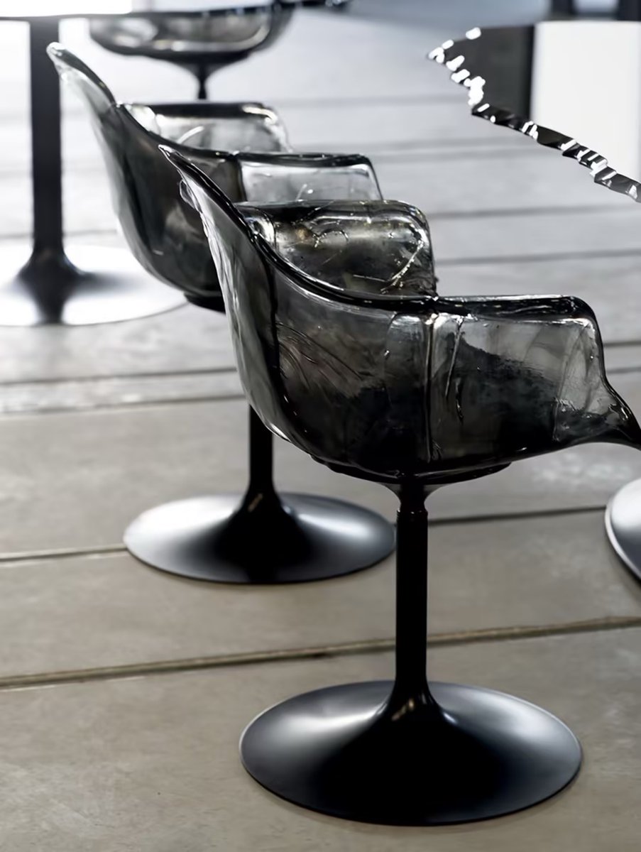 Sourcing_Market's tweet photo. Ella Glass Petal Chair - Inspired by flowers: black stems and petals, the color transitions from green to blue, as if it is a flower frozen in time.
The whole is like a wine glass, giving people a fresh and transparent feeling.
Use  Ella Glass Petal Chair to enhance your space！ https://t.co/zvtQwN8L40