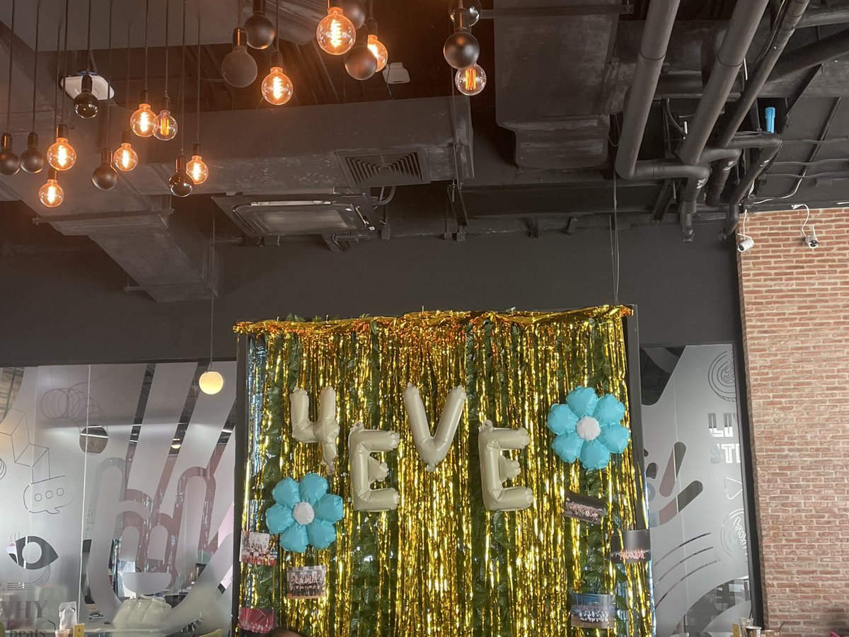 ForayeProject's tweet image. 4EVE 4AYE 4YEARS 4EVER CAFE 4th Anniversary 🩵
อย่าลืมแวะมารับ giveaway กันเยอะนะคะ
#4EVE4YEarsForever #4EVE