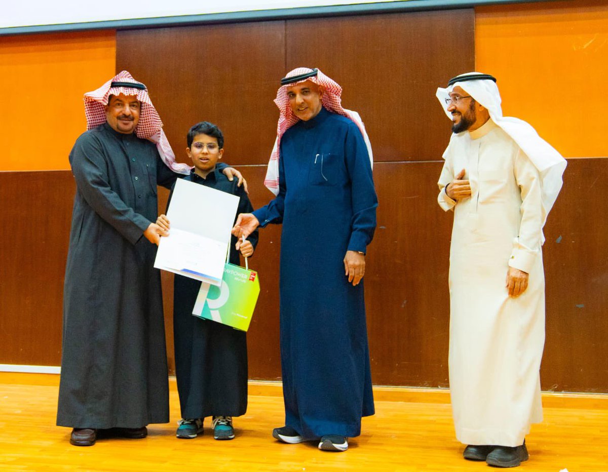 احتفت الجمعية بالطلاب والطالبات المتميزين في برنامج مكتشف 2023 - 2024م بحضور رئيس مجلس الإدارة أ. أحمد التويجري والنائب الأول للرئيس التنفيذي ببنك الجزيرة د. فهد العليان وذلك مساء أمس في مركز التنمية الاجتماعية ببريدة.