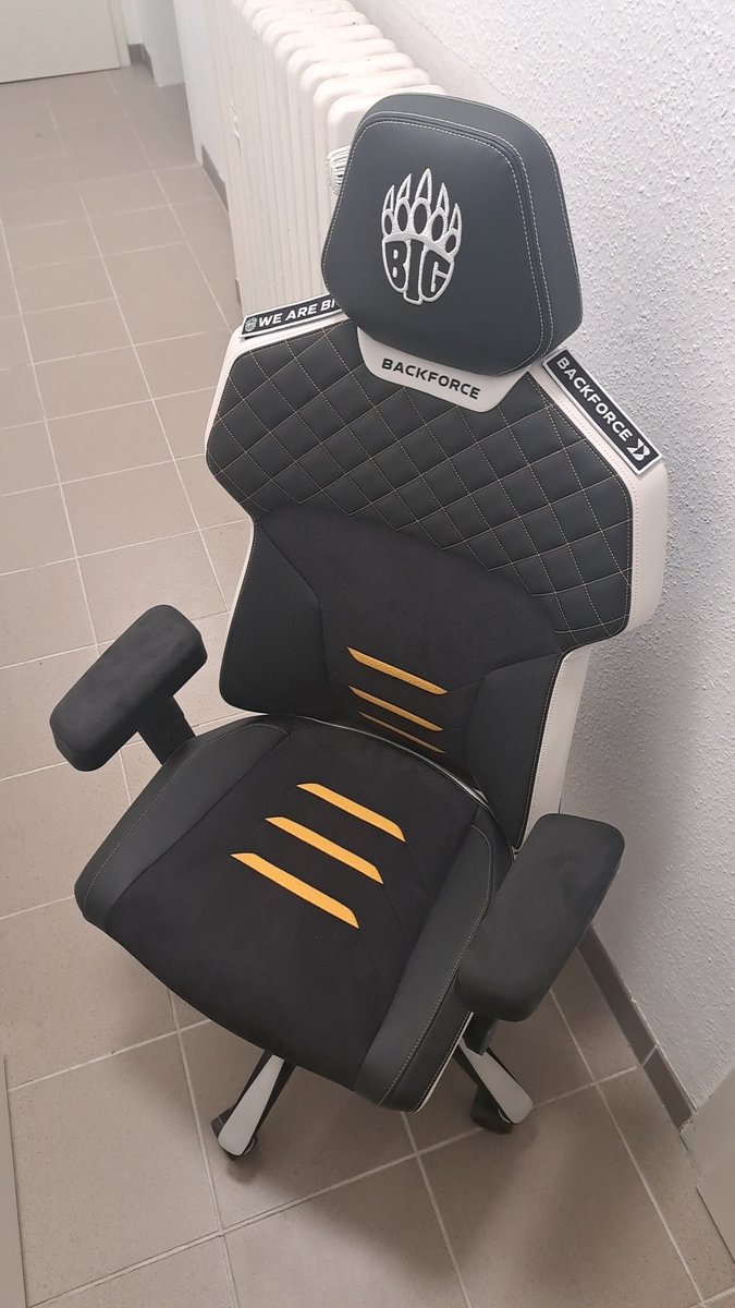 TLEVenDun's tweet photo. Montag 8 Uhr morgens und ich bin am Schlafen. Auf ein Mal klingelt es an der Tür. Ich zieh mich an und geh voll verschlafen an die Tür. Steht da ein Mann
"Ich habe einen Gaming Stuhl für sie"
Vielen vielen Dank für den geilen neuen Stuhl @BIGCLANgg 🫶🫶 https://t.co/mRSGth9teU
