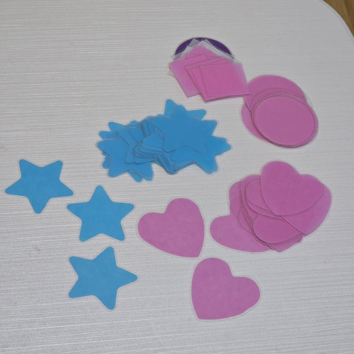 #RT
⭐️데이식스 24 선물콘 별,하트 컨페티 나눔⭐️

생각보다 컨페티 있는분이 적은것 같아 소소하게 올립니다🤍
코팅된 별,하트 컨페티 각각 1장씩(총2장) 3명 추첨해서 보내드리겠습니다!

🍀 마이데이 only
🍀 반택 가능하신분만
🍀 12월 28일 당발