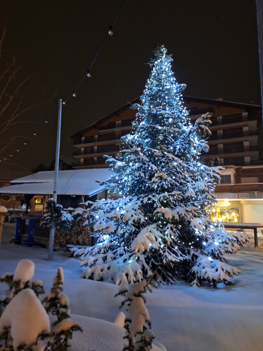 Valais/Wallis (@valaiswallis) on Twitter photo LET IT SNOW! đâïž
Et chez vous, comment ça se passe ? â Profitez bien du paysage hivernal et restez prudents ! â€ïž
đ <a href="/VerbierResorts/">Verbier</a> <a href="/thyon4vallees/">Thyon4vallĂ©es</a> <a href="/NendazSuisse/">Nendaz Switzerland</a> LET IT SNOW! đâïž
Et chez vous, comment ça se passe ? â Profitez bien du paysage hivernal et restez prudents ! â€ïž
đ <a href="/VerbierResorts/">Verbier</a> <a href="/thyon4vallees/">Thyon4vallĂ©es</a> <a href="/NendazSuisse/">Nendaz Switzerland</a>