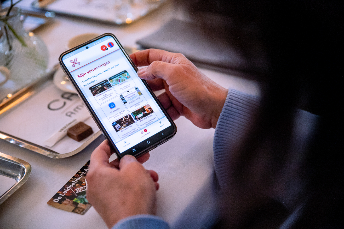 GroupCardNL's tweet image. 𝐍𝐢𝐞𝐮𝐰: 𝐋𝐞𝐢𝐝𝐬𝐞𝐛𝐮𝐮𝐫𝐭 𝐀𝐩𝐩
Deze maand ging ons team op pad in Amsterdam om de Leidsebuurt App te promoten. Lees alles over deze nieuwe loyaliteitsapp in ons artikel: groupcard.nl/leefbaarheid/l…