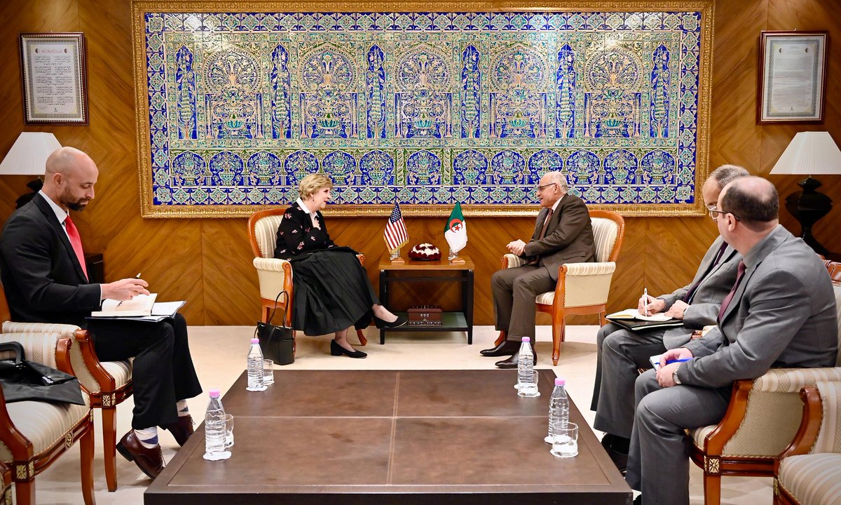 استقبل وزير الدولة، وزير الشؤون الخارجية والجالية الوطنية بالخارج والشؤون الإفريقية، السيد <a href="/AhmedAttaf_Dz/">أحمد عطاف Ahmed Attaf</a> اليوم بمقر الوزارة، سفيرة الولايات المتحدة الأمريكية بالجزائر، السيدة <a href="/USAmbtoAlgeria/">U.S. Ambassador to Algeria</a> 
سمح اللقاء باستعراض مختلف جوانب العلاقات الجزائرية🇩🇿-الأمريكية🇺🇸مع تسليط الضوء على⬇️
