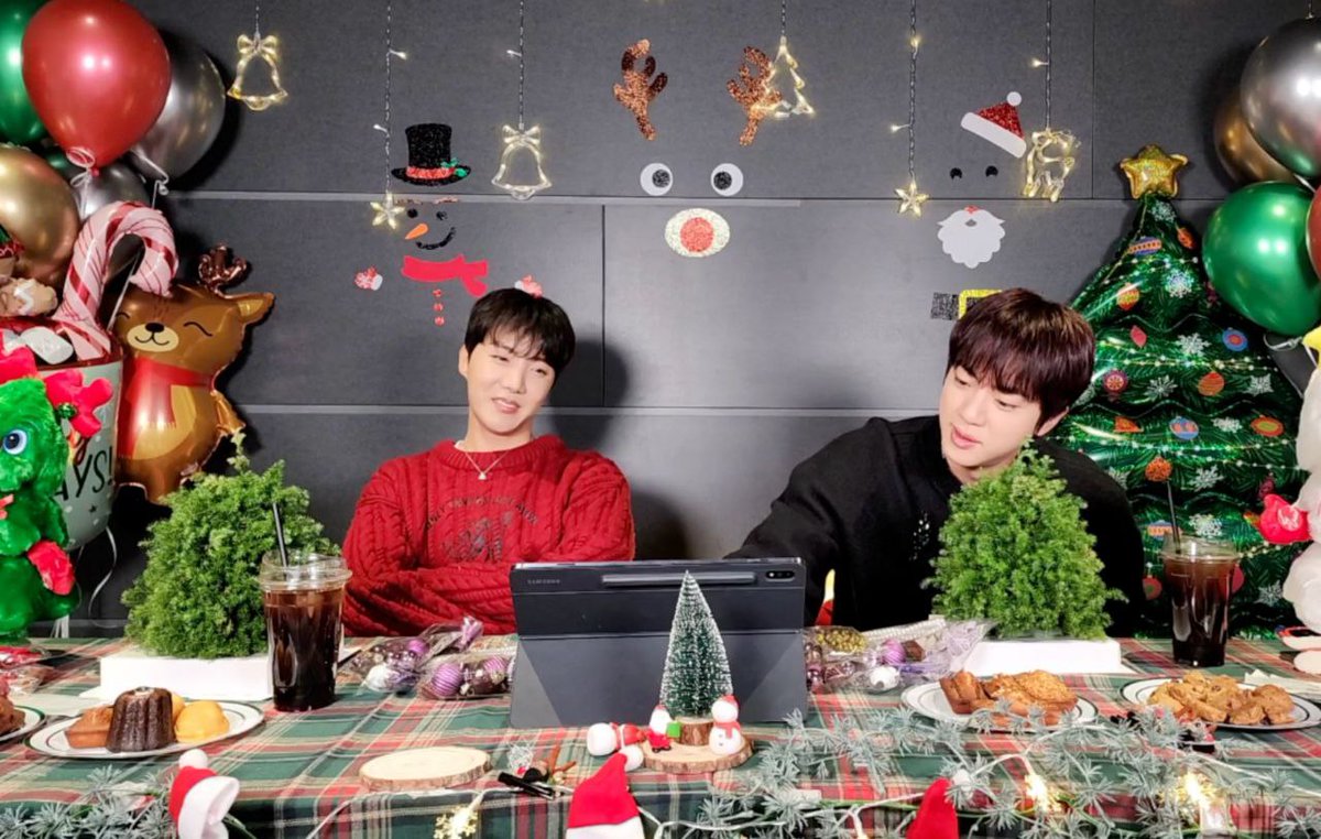 TangerineOfBTS's tweet photo. — Traducción al español del live de Jin y Hobi por Navidad 🤶 🌲.

🐹 ¡Terminé la promoción felizmente con los fans! ¿Qué estás haciendo, J-Hope? 
🐿️ ¡Me estoy preparando para el 2025! 
🐹 Estoy en las etapas finales. 
🐿️ ¿Te divertiste mientras promocionabas? 
🐹 La presentación fue divertida. 
🐿️ ¡La que hiciste en vivo! 
🐹 Disfruté la presentación en vivo. Hubiera sido mejor si hubiera más fechas. Siempre hay falta de tiempo. Siempre hay algo que desear. Tenía inquietudes. 
🐿️ ¿Tu canción favorita? 
🐹 ¡Hay un running wild! Todavía escucho esa canción y corro de vez en cuando.
