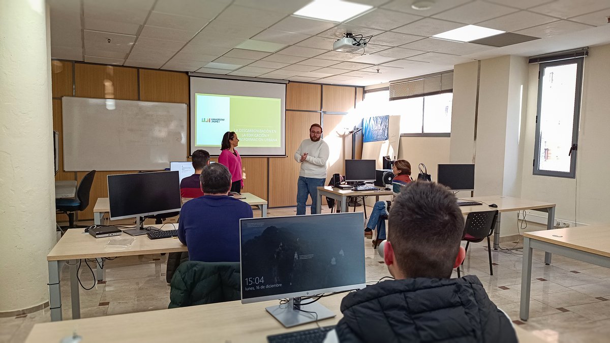 Onda ha culminado con éxito su #microcredencial universitaria sobre descarbonización y transformación urbana.Organizado por <a href="/OndaAjuntament/">Ajuntament d'Onda</a> en colaboración con <a href="/UJIuniversitat/">Universitat Jaume I</a> y la FUE-UJI, el curso se ha consolidado como una iniciativa pionera en formación sobre #sostenibilidad