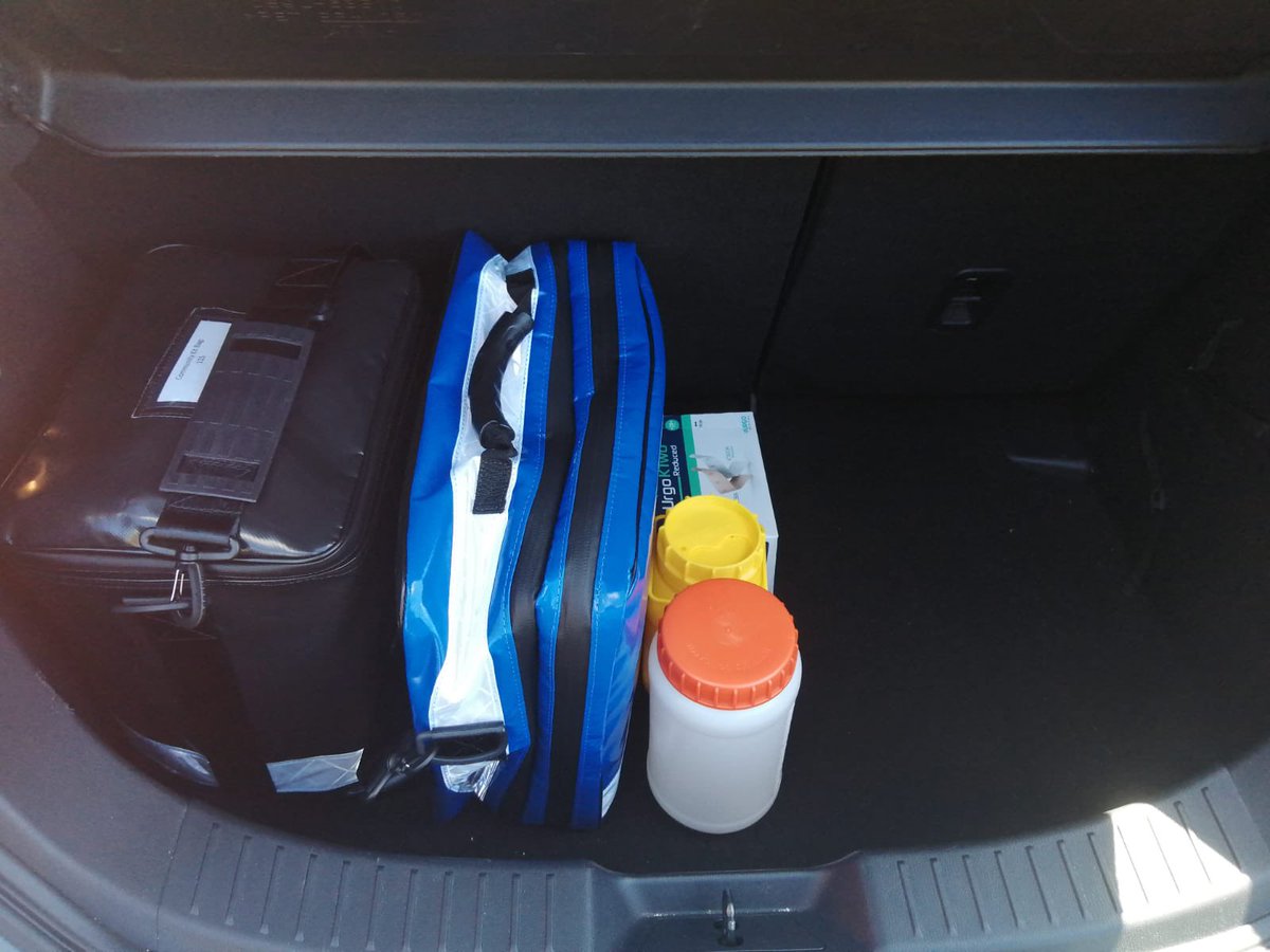 CommunityKitBag's tweet image. Look at these before and after photos of a community nurse&apos;s car boot 🤩 What a difference the Community Kit Bag makes! #GetYourBootBack