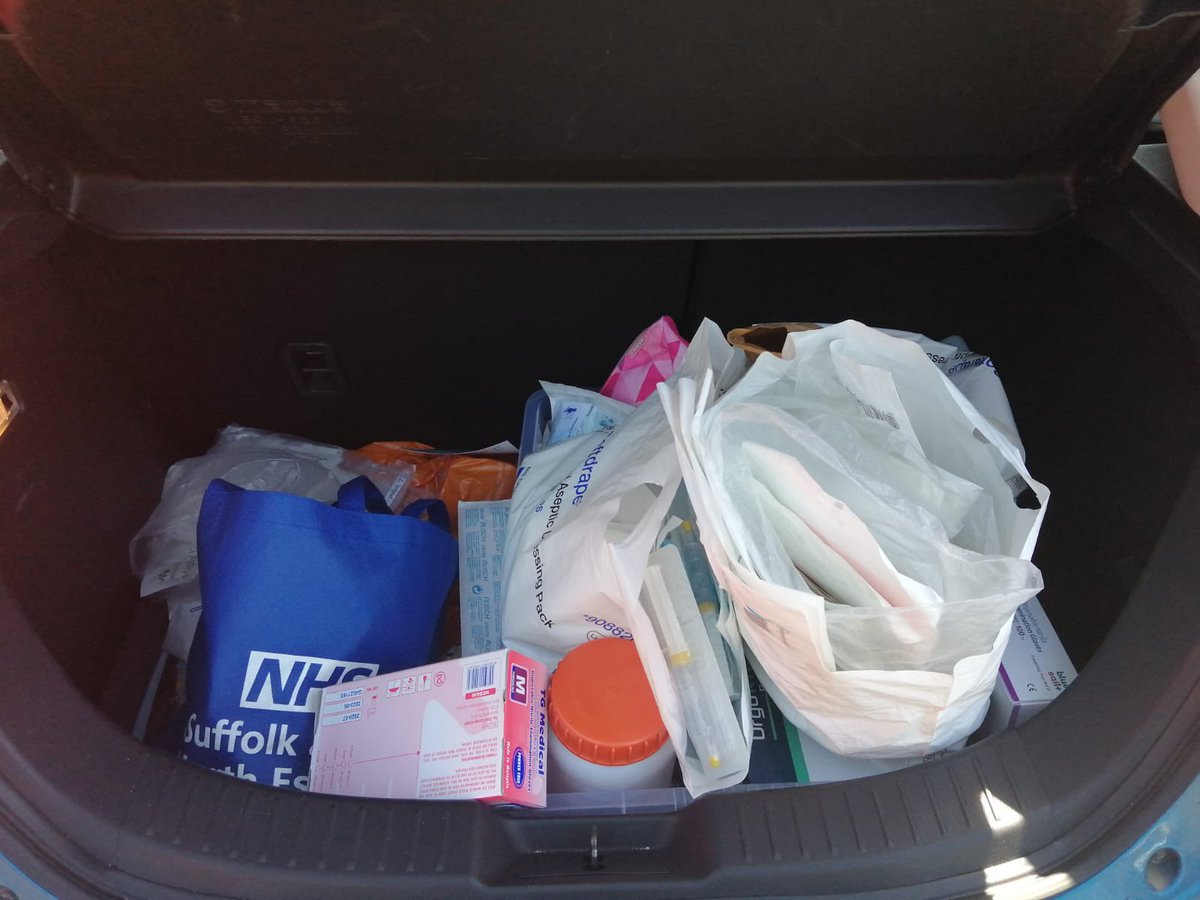 CommunityKitBag's tweet image. Look at these before and after photos of a community nurse&apos;s car boot 🤩 What a difference the Community Kit Bag makes! #GetYourBootBack