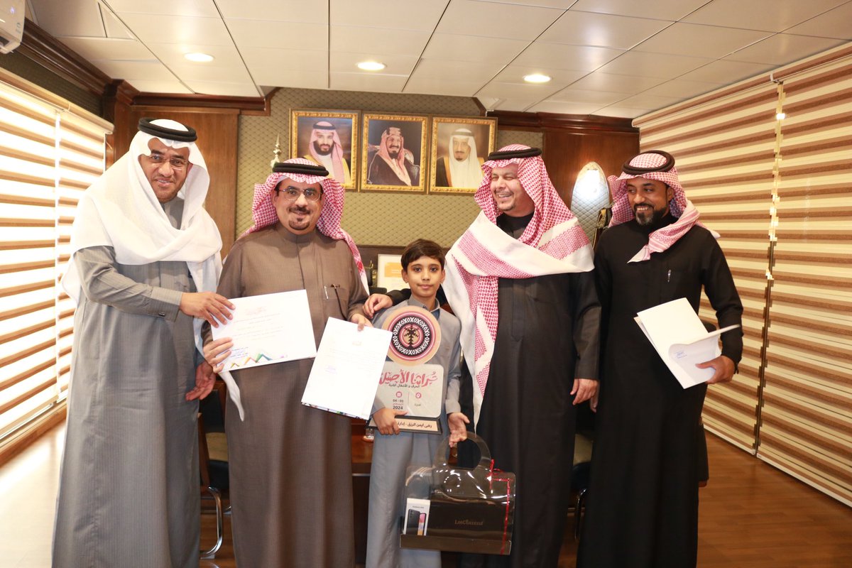 MOE_EEH's tweet photo. مدير عام #تعليم_الأحساء يُكرِّم الطلاب والطالبات الذين حققوا مراكز متقدمة على مستوى المملكة في مسابقة “تراثنا الأصيل”، التي نُفذت من قِبل الإدارة العامة للتعليم بمنطقة القصيم (محافظة عنيزة). https://t.co/PixUnIeyLb