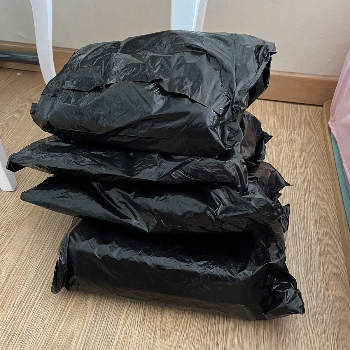 jongseonghi's tweet photo. WTS mossdoom rene bag warna hitam, masih sealed belum dibuka sama sekali

125k aja aslinya 150k, bisa shopee
link: https://t.co/tWNWwG5wt2 https://t.co/qUDvo7fJMX