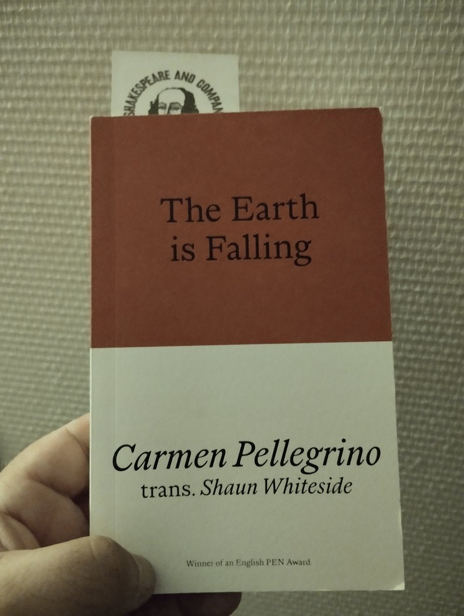 Igual que con 'Om Bare' de Vigdis Hjorth, 'Cade la terra' de Carmen Pellegrino tamién se publicó n'inglés esti añu (edición de <a href="/prototypepubs/">prototype</a> ). Namás que la versión asturiana, 'Cai la tierra' (<a href="/edicionesTrabe/">edicionesTrabe</a> ), tenga la mesma suerte pa <a href="/PacoAsturies/">Francisco Álvarez</a> que pa Shaun Whiteside.