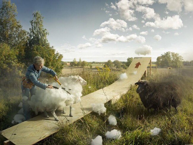 franch_laura's tweet photo. Hoy os invito a un largo paseo a través de la vida y obra de Erik Johansson (Götene, 1985), un artista sueco afincado en Praga cuyos fotomontajes surrealistas son una maravilla llena de humor y poesía. Sus creaciones han sido definidas como “fotografía imposible”. 

👇🏻Abro hilo. https://t.co/zJjfwKeRaS