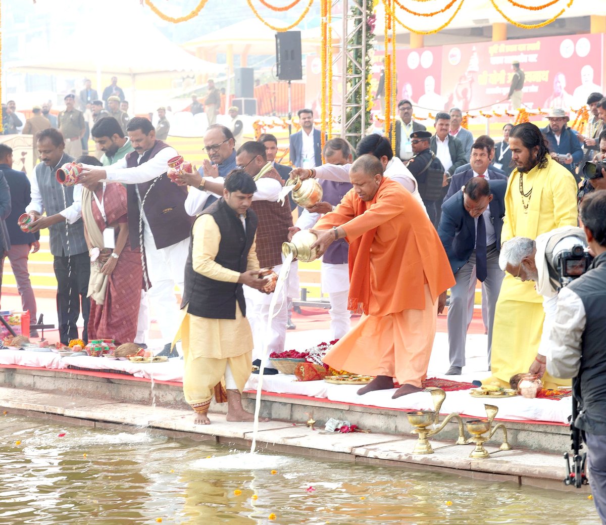 myogiadityanath's tweet photo. तीर्थराज प्रयाग स्थित दशाश्वमेध घाट पर आज माँ गंगा के पूजन एवं आरती का सौभाग्य प्राप्त हुआ।

इस अवसर पर स्वच्छता आरती का शुभारंभ भी किया।

महाकुम्भ-2025 दिव्य हो, भव्य हो, सुरक्षा, स्वच्छता एवं सुव्यवस्था के नए मानक गढ़े, माँ गंगा, यमुना एवं सरस्वती से यही प्रार्थना है। https://t.co/LHFZQL5qxD