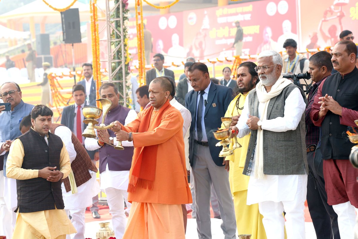 myogiadityanath's tweet photo. तीर्थराज प्रयाग स्थित दशाश्वमेध घाट पर आज माँ गंगा के पूजन एवं आरती का सौभाग्य प्राप्त हुआ।

इस अवसर पर स्वच्छता आरती का शुभारंभ भी किया।

महाकुम्भ-2025 दिव्य हो, भव्य हो, सुरक्षा, स्वच्छता एवं सुव्यवस्था के नए मानक गढ़े, माँ गंगा, यमुना एवं सरस्वती से यही प्रार्थना है। https://t.co/LHFZQL5qxD