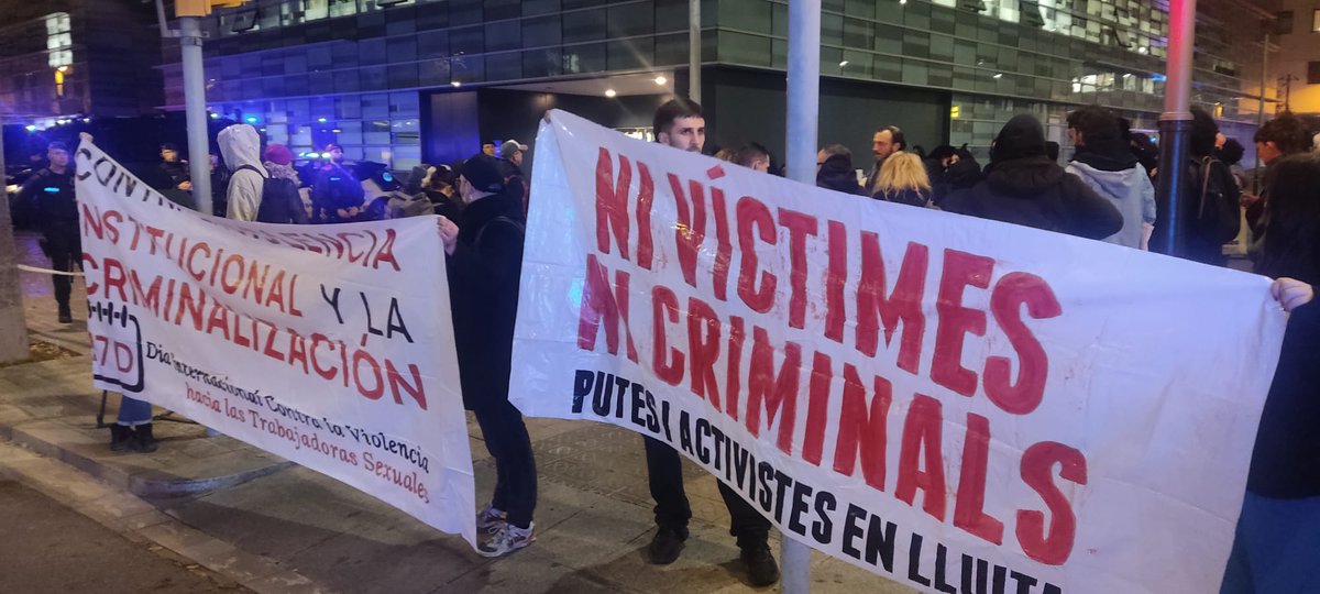 PutasLibRaval's tweet image. 🤗Así se desea él cambio!!
😍Muchísimas gracias por formar parte de nuestra familia elegida!!
#Barcelona 2025 las calles serán nuestras, a quemarlo to'🔥🔥🔥
#OrgulloPuta les desea resistencia,disidencia política, policial, judicial!!! #NiUnPasEnrere 
SOMOS #INGOBERNABLES 🤣👊🏾