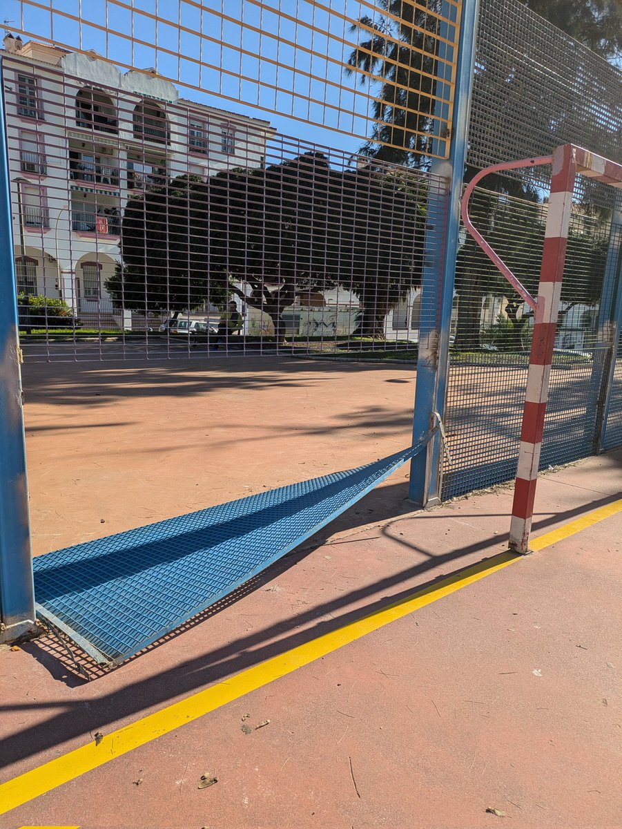 NandoCorpas's tweet photo. Buenas tardes, si fuera posible arreglar está valla caída y con filos cortante en la pista de juegos en calle Pedro Antonio Beuter .@aytomalaga https://t.co/u2kLE8vHta