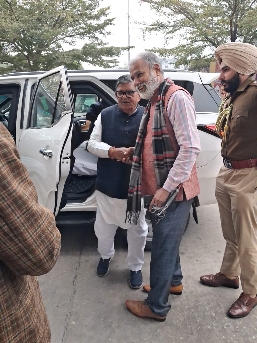 msinghc9's tweet image. पंजाब के राज्यपाल श्री @Gulab_kataria जी का जयपुर विमानपत्तन पर 🌹🙏🏾🌹 स्वागत किया