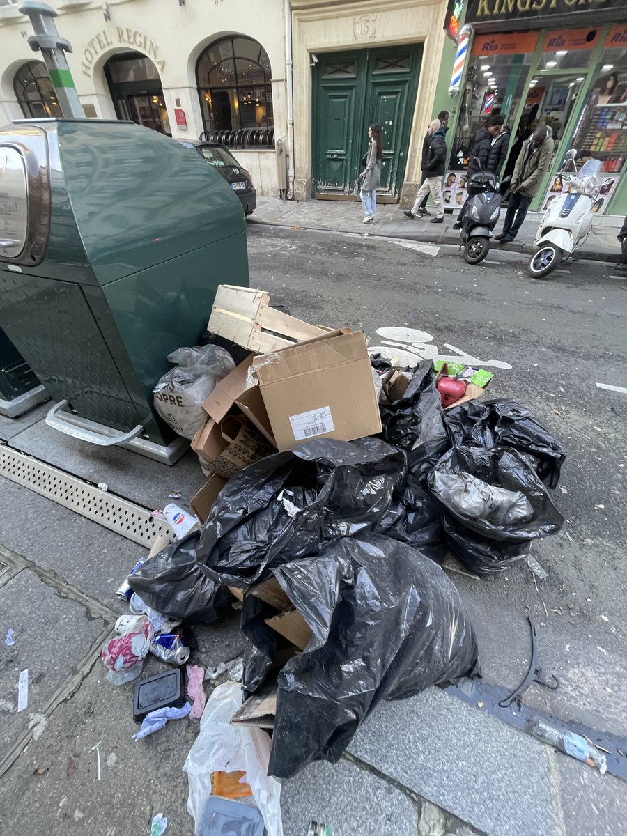 La ville de @paris est aussi dans les dépôts sauvages ? 
<a href="/ACORDEBARD/">Alexandra Cordebard</a> <a href="/VasaLea/">Léa Vasa</a> quand allez vous faire quelque chose pour la propreté ?
On se cesse de vous répéter que ce #TRILIB n’est que nuisance ! Faut-il venir les déposer devant la <a href="/Mairie10Paris/">Mairie du 10e</a> pour que vous fassiez quelque