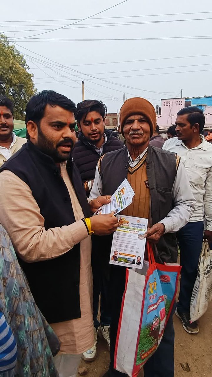 PAvashthi's tweet photo. केन बेतवा लिंक परियोजना के भूमिपूजन 25 तारीख को 
 चंद्रनगर में सभी नगर वासियों को पीले चावल और पत्रक बांटकर खजुराहो आने का निमंत्रण दिया इस अवसर पर भाजपा पदाधिकारी और कार्यकर्ता मौजूद रहे।। @narendramodi @VDSharmaBJPMP @ArvindPateriyaa @MukeshPandeyBJP @BJP4MP @Devendrabjym https://t.co/1Z97JIP7eV