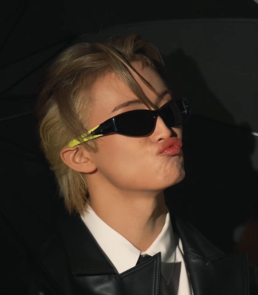 ไม่ว่าจะใส่แว่นเซ็ตผมป๊าดๆทำตัวเข้มๆตึงๆแค่ไหน แต่ม้าคก้คือม้าค โถ่เอ้ย ไอเปี๊ยก ดูมันทำ555555555555555555555555555555555555555555